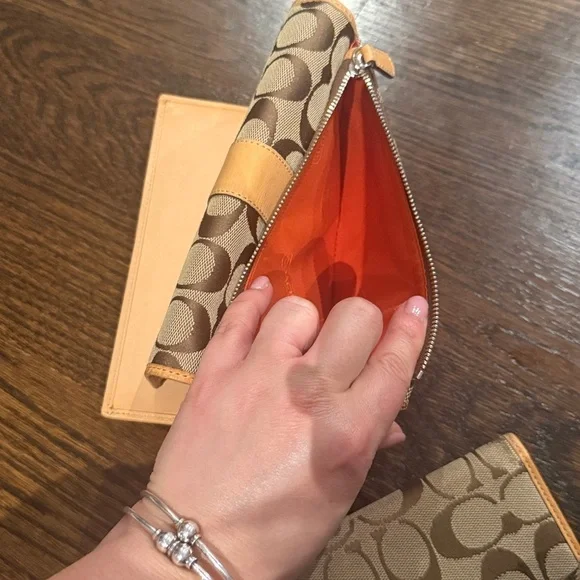 Vintage Coach Signature Logo Tan Jacquard & Leather trim snap long Wallet - Picture 5 of 5